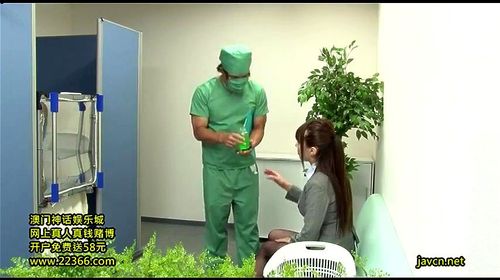 巨乳人妻たちが変態医師に騙されてバックで無理やりハメられる！