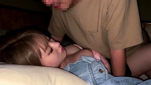酔っ払ってぐっすり眠ったお姉さんにいやらしいイタズラ！