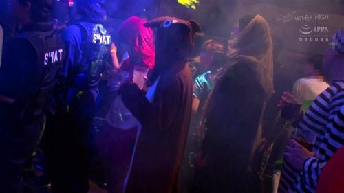 【おすすめ】渋谷でハロウィン中に巨乳コスプレ少女が中出し痴漢でイキまくる！