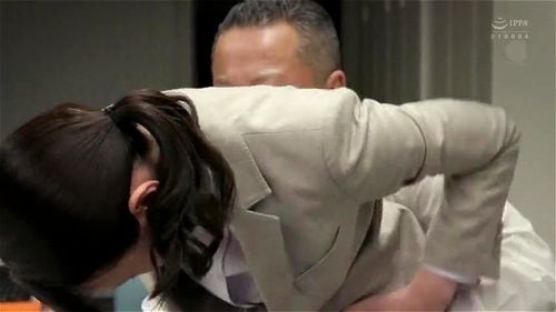 スレンダー人妻OLが会社のオフィスで上司に脅されチンポをハメられる