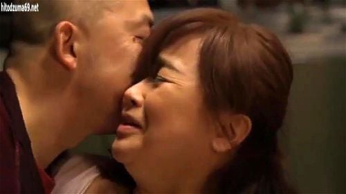 寝てる旦那の横で声を我慢して不倫セックス