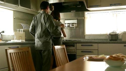 新しいパパの性玩具にされるスタイルの素晴らしい美人姉妹