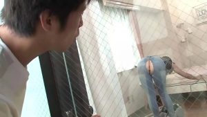 お股まる見えジーパンを履いた奥さんを誘ったらヤラせてもらえたｗ