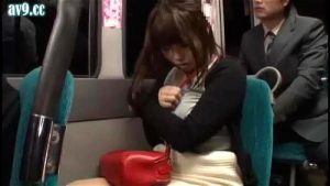無防備巨乳女をバス内で痴漢！感じすぎて抵抗できない敏感ボディ♡