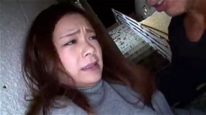 パチ屋の店員をぶち犯し！レイプされてるのに潮吹きする変態女w