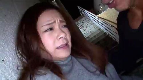 パチ屋の店員をぶち犯し！レイプされてるのに潮吹きする変態女w
