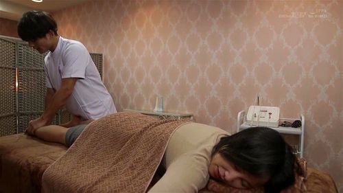 清楚なJKがマッサージで発情！おじさんのデカチンでヤリマン痴女にww