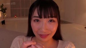 純粋そうなムチムチ美女が男たちに精子を搾り取ってごっくんフェラ！