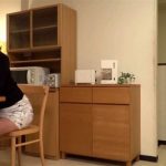 息子のチンコギンギンに勃起させて旦那のより気持ちよくなる美人妻