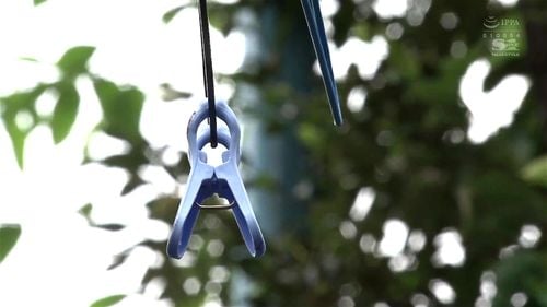 ブラからおっぱい丸見えの美人奥さんをその場で即ハメ！