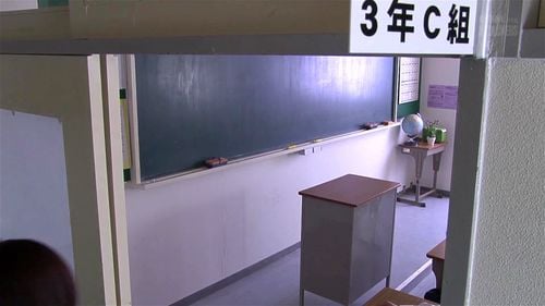 美人教師が全責任を取らされて校内で全裸で生徒に中出しされる！
