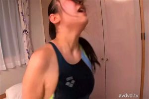 競技水着姿の美人インストラクターが生徒と生ハメセックス！