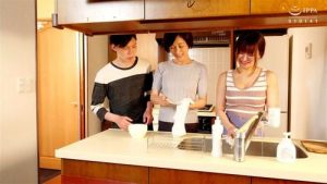 娘の彼氏に襲われた熟女母親が久しぶりのチンポでおまんこ濡らしちゃうww