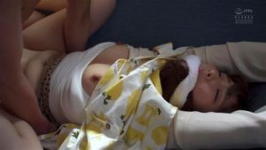 パッチリした顔のエロケツ美乳若妻の喘ぐ姿に大興奮！