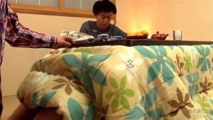 中出しできたら100万円！コタツの中で種付け近親相姦！