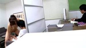 生徒のデカチンコを見ちゃった女教師が優しいフリして生徒とエッチ