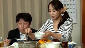 【おすすめ】むっちりママと思春期の息子がこたつの中でエッチゲーム