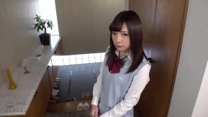 寂しがり屋のかわいい妹を慰めるために玄関で近親相姦SEX