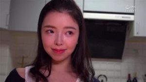 息子の嫁があまりにも積極的だからムラムラして台所でハメる！