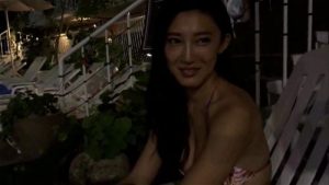 夏はまだまだ終わらない！スリム水着美女と中出しエッチ