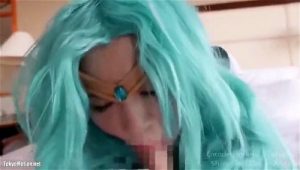 ぱっちりした瞳のコスプレ美少女の丁寧なご奉仕♡ あばら浮き出る体に中出し！