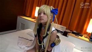 性欲溜まった貧乳レイヤーが撮影後にカメラマンを襲ってハメ撮り撮影！