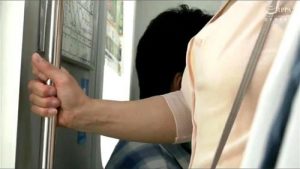 車内でエッチされて興奮する美女がトイレで乳ゆらしまくりSEX！
