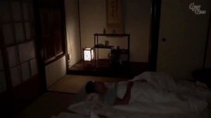 欲求不満の年老いた義父に寝取られ中の美人妻が膣中に出されまくる！