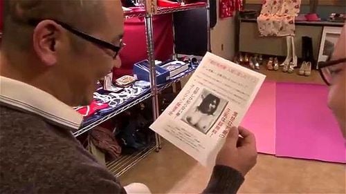 お金に困った人妻たちがヤバい店で身体を使ってお金稼ぎ！
