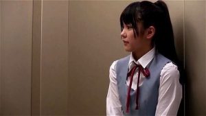 超スタイルの良いメガネ変態OLとエレベーター内でエッチ！