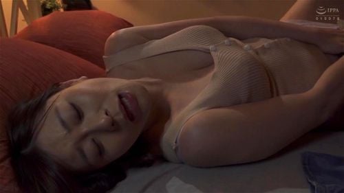 兄貴の嫁さんにムラムラして横に旦那がいるのにドキドキエッチ