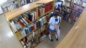 声も出せないところでおっさんたちに犯される地味な巨乳女子○生