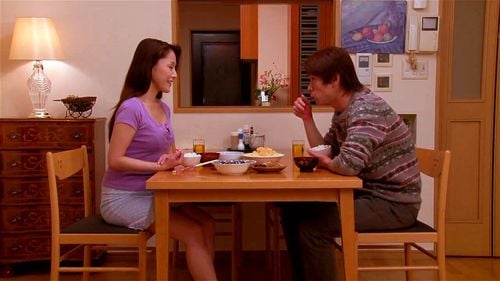 淫乱巨乳おばさんが近所の男たちをパンチラ誘惑して3Pセックス！