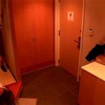 美人巨乳お姉さんが高速手マンでテーブルびちょびちょ大量潮吹き！