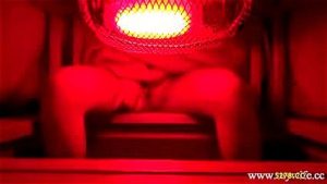 こたつの中でこっそりトロトロマンコをいじる変態人妻！