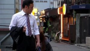 とても美人で美しいお姉さんのスレンダーボディが快感で震える！