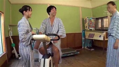 うぶで可愛い顔の華奢な女の子と温泉でたっぷりエッチ！