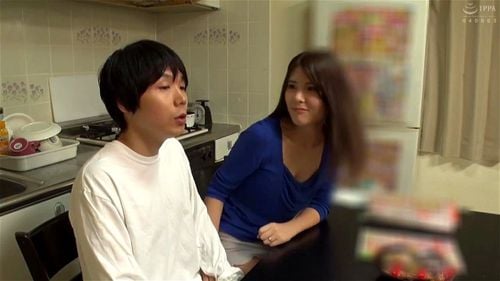 美人妻が薄着で誘惑！若者勃起チンポに跨って騎乗位中出し！