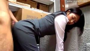 ドスケベなケツをくねらせるエロすぎ美人のたっぷり尻コキ！