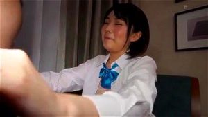 にかやかな顔が素敵なピチピチ制服女子の恥ずかしいプレイ！