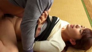 色つやのよいセクシーな体の美人妻と濃厚な交わりあい！