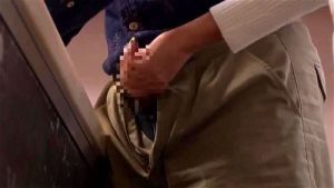 服の下から覗かせる黒く焼けたドスケベボディに大興奮！