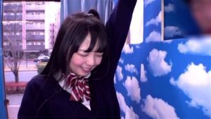小動物のような可愛いJKが彼氏のチンポを当てるために頑張る！