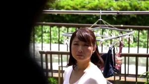 父親がとなりにいる横で息子とセックスする淫乱妻