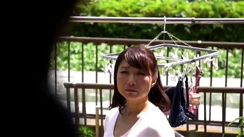 父親がとなりにいる横で息子とセックスする淫乱妻