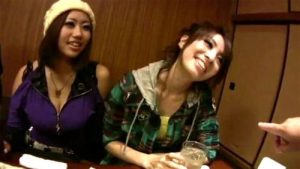 淫乱巨乳痴女にお酒を飲ませてヤリ部屋で乱交パーティーを開催！