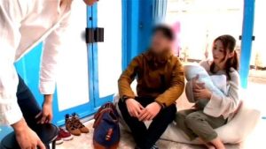 子持ち巨乳人妻がマジックミラー号で旦那に黙ってデカチン男と中出し子作りww