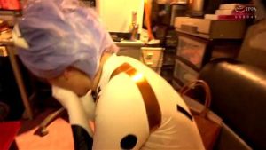爆乳コスプレイヤーが撮影中にカメラマンとガチ中出し