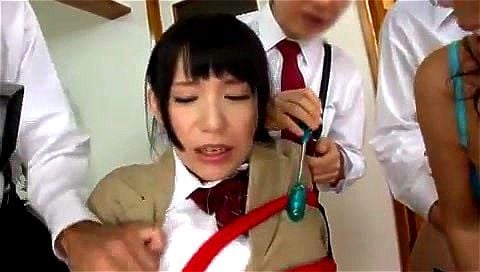 スケベな格好の美人マダムとその娘をたっぷり辱める！