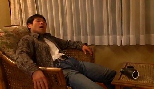 息子の嫁に毎日介護されて欲情した義父が夜の方はNTR介護セックス！